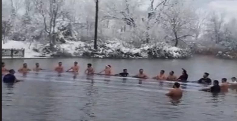 Εθνική υπερηφάνεια: Οι Δραμινοί στο Μυλοπόταμο βούτηξαν για το σταυρό τραγουδώντας το «Μακεδονία Ξακουστή» – Δείτε το βίντεο